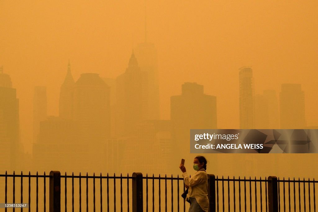 TOPSHOT-US-CANADA-FIRE-POLLUTION