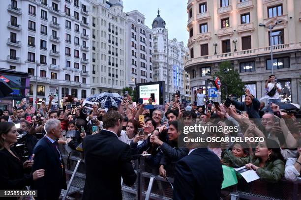 Australian actor Chris Hemsworth signs autographs as he arrives to the premiere of Netflix US Serie 'Tyler Rake 2' in Madrid on June 7, 2023.