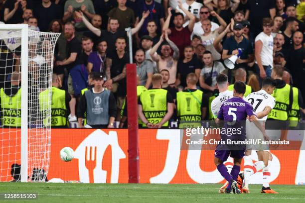 Giacomo Bonaventura of Fiorentina scores a goal to make the score 1-1 during the UEFA Europa Conference League 2022/23 final match between ACF...