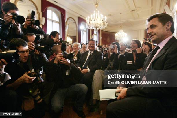 Des photographes travaillent devant le ministre de l'Intérieur Nicolas Sarkozy , le 13 décembre 2006 au ministère à Paris, lors d'une journée de...