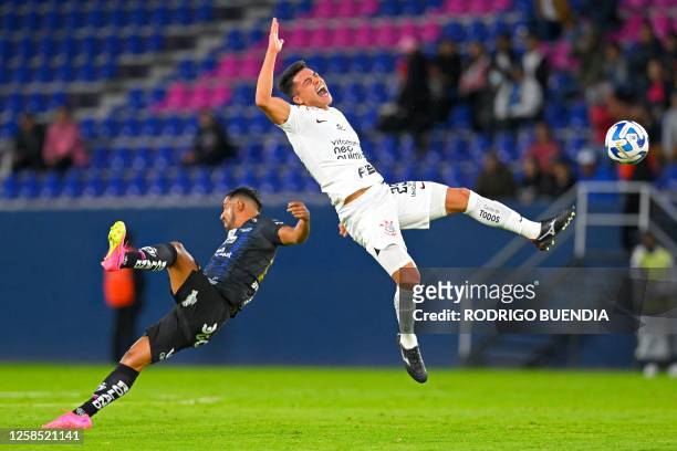 Independiente del Valle's midfielder Junior Sornoza and Corinthians' midfielder Roni fight for the ball during the Copa Libertadores group stage...