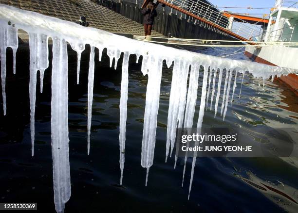 Icicles hang from a rope stretched from a wharf for pleasure boats at the Han river which flows through the middle of Seoul, 11 January 2005....