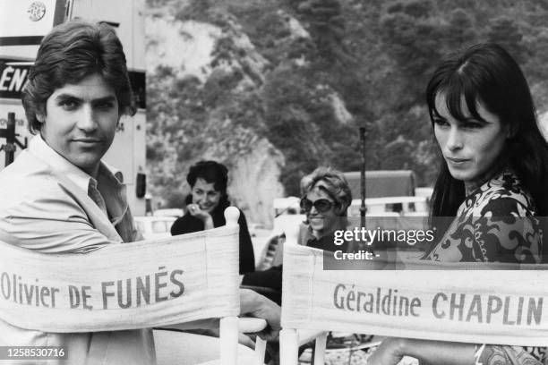 British actress Geraldine Chaplin and French actor Olivier de Funes rest during the filming of "Sur un arbre perché" directed by Serge Korber near...