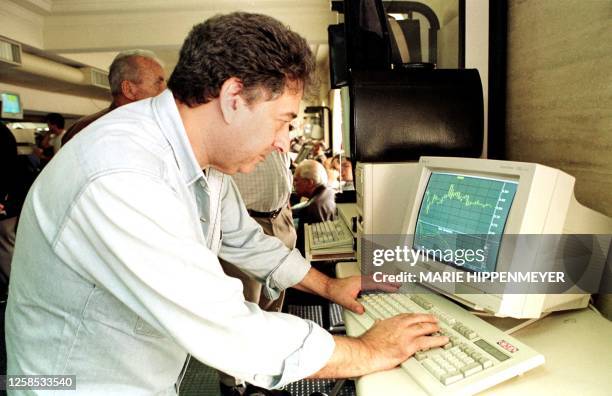 Investor Augusto Florestano looks at a graphical representation of the stock market action of 22 October, 1999 in Sao Paulo, Brazil. El inversor...