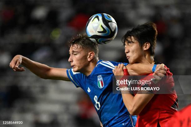 Italy's forward Francesco Esposito and South Korea's defender Kim Ji-soo vie for the ball during the Argentina 2023 U-20 World Cup semi-final match...