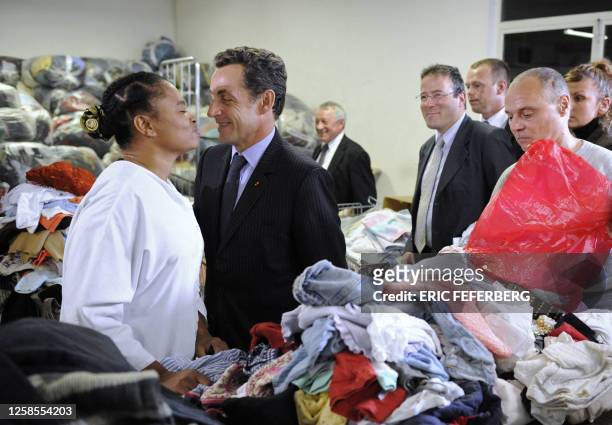 Le Président Nicolas Sarkozy discute avec une personne travaillant à la Société dijonaise d'assistance par le travail qui emploie entre 160 et 180...