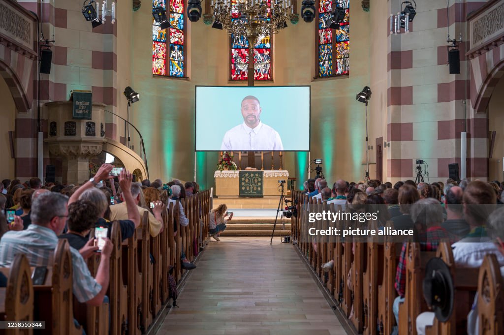 Service with Artificial Intelligence in St. Paul Church