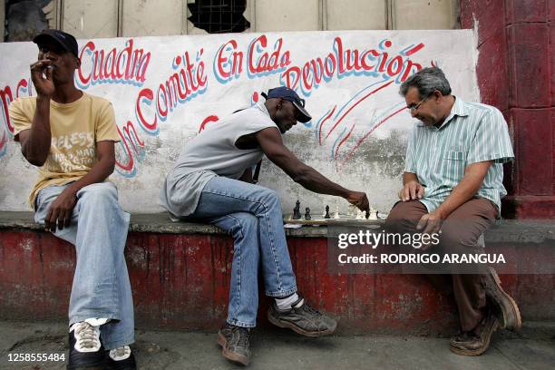 Cubans play chess 12 April 2007 at a street in Havana. The Cuban accustomed to Fidel Castro's long speeches, has breakfast now with articles of the...
