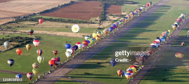 Hot air-balloons take off near the Chambley-Bussieres air base, eastern France, during an attempt to takeoff in line, 04 August 2007, at the...