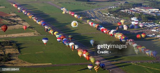 Hot air-balloons take off near the Chambley-Bussieres air base, eastern France, during an attempt to takeoff in line, 04 August 2007, at the...