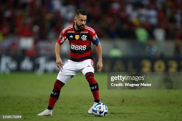 Everton Ribeiro of Flamengo controls the ball during a Copa CONMEBOL Libertadores 2023 Group A match between Flamengo and Racing Club at Maracana...