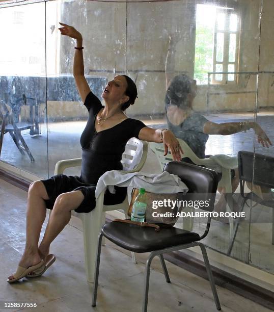 La bailarina y maestra de ballet cubana Loipa Araújo da indicaciones a jóvenes bailarines durante un ensayo del ballet "El Lago de los Cisnes", el 17...