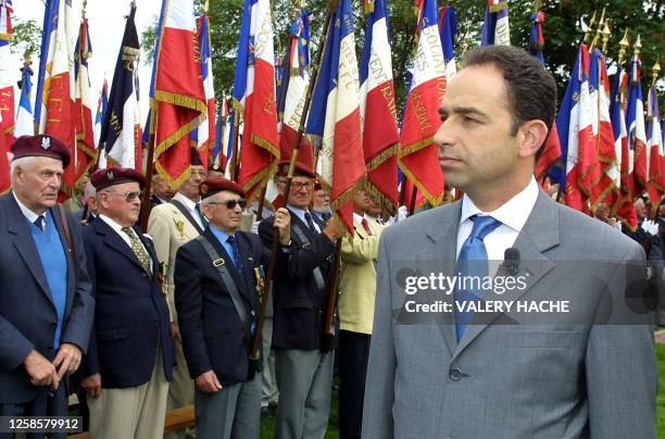 Le ministre délégué à l'Intérieur et porte-parole du gouvernement Jean-François Copé passe en revue, le 05 juin 2004 à Plumelec, des anciens...