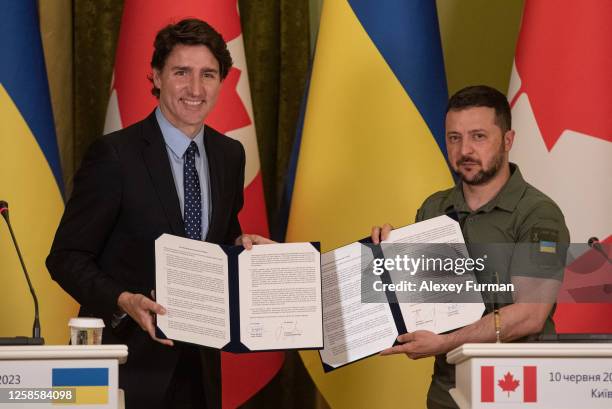 The prime minister of Canada Justin Trudeau and Ukrainian president Volodymyr Zelensky pose with joint declarations during a press conference on June...