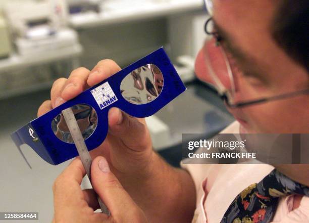 Un ingénieur de l'INRS vérifie la largeur d'une paire de lunettes, le 06 août 1999 à Neuves-Maisons . L'INRS est le seul organisme français habilité...