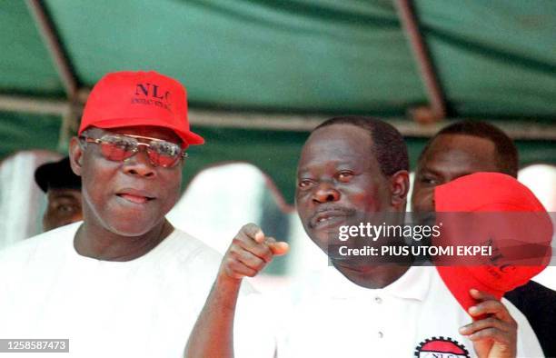 President of Nigerian Labour Congress Adams Oshiomhole stresses a point to President Olusegun Obasanjo 01 May 2001 during the rally in Lagos to mark...