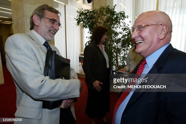 Le président du syndicat CGC Jean-Luc Cazette parle avec son homologue de la CFTC, Jacques Voisin, , le 27 mai 2004 au ministère de la Santé à Paris,...