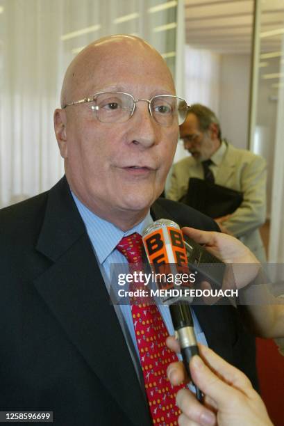 Le président du syndicat CGC, Jean-Luc Cazette répond aux journalistes, le 27 mai 2004 au ministère de la Santé à Paris, après une consultation du...