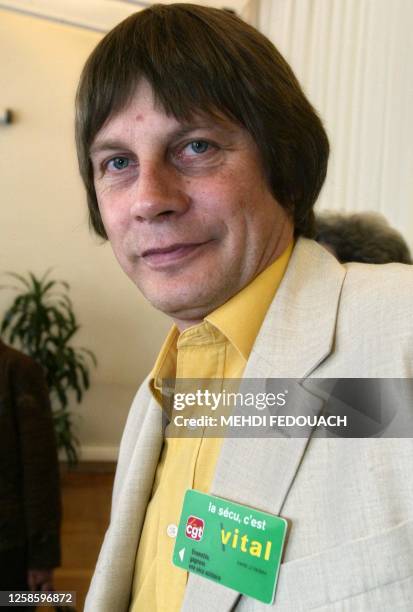 Le secrétaire général de la CGT Bernard Thibault arrive, le 27 mai 2004 au ministère de la Santé à Paris, avant un entretien avec le ministre de la...