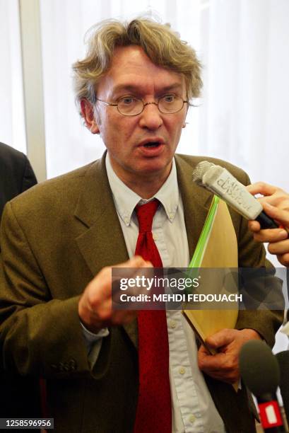 Le secrétaire général de Force ouvrière Jean-Claude Mailly répond aux questions des journalistes, le 27 mai 2004 au ministère de la Santé à Paris,...