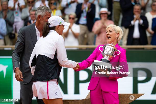 Iga Swiatek of Poland receives the champions trophy from Chris Evert after defeating Karolina Muchova of the Czech Republic in the Women's singles...