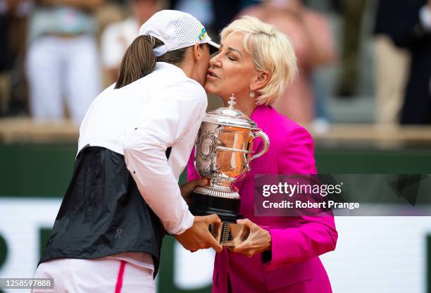 Iga Swiatek of Poland receives the champions trophy from Chris Evert after defeating Karolina Muchova of the Czech Republic in the Women's singles...