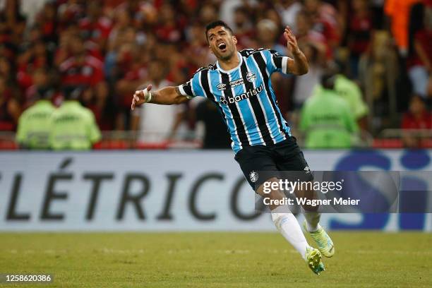 Luis Suarez of Gremio reacts during the match between Flamengo and Gremio as part of Brasileirao 2023 at Maracana Stadium on June 11, 2023 in Rio de...