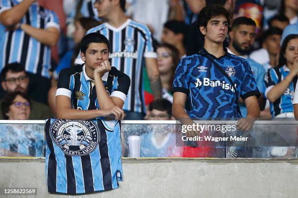 Gremio fans look dejected during the match between Flamengo and Gremio as part of Brasileirao 2023 at Maracana Stadium on June 11, 2023 in Rio de...