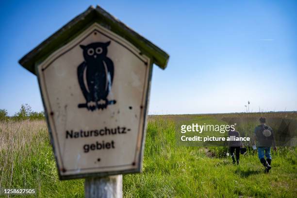 June 2023, Mecklenburg-Western Pomerania, Gnevezin: A sign with the inscription "nature reserve". As part of a three-year project , the FLI, together...