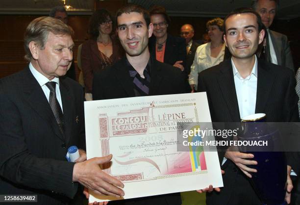 Fabrice Guiraud et son associé Jeremy Marron posent au côté du président de la foire de Paris Gérard Dorey , le 11 mai 2008 à Paris, après avoir...