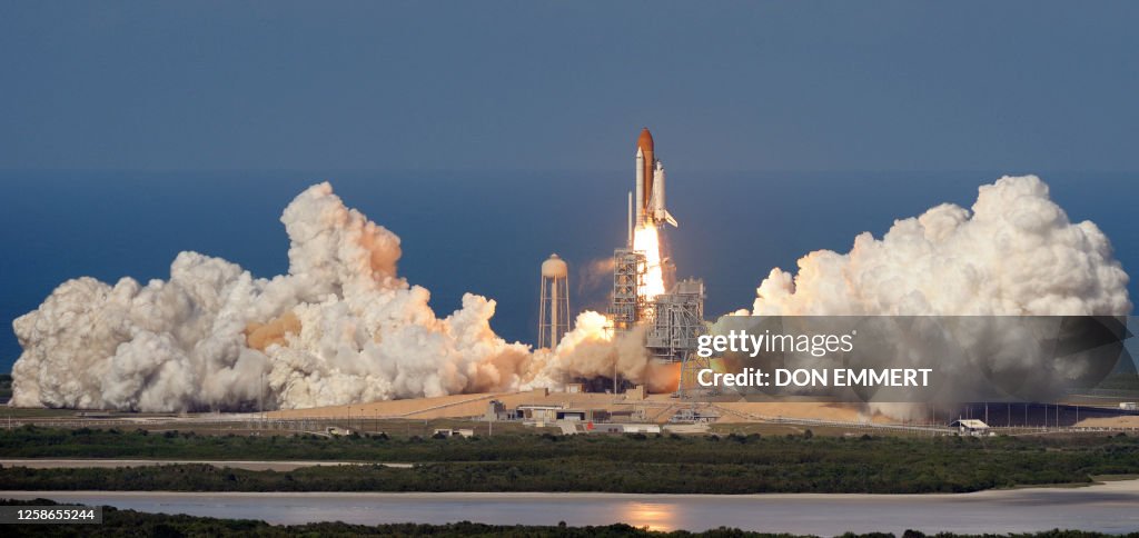 TOPSHOT-US-SPACE SHUTTLE-DISCOVERY-LAUNCH