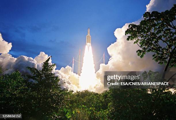 Picture taken 27 May 2006 shows Ariane-5 ECA launcher carrying Thai and Mexican telecommunications satellites lifting off from the Kourou base in...
