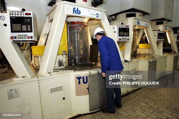 Un employé surveille la fabrication du sucre en poudre dans une centrifugeuse le 20 octobre 2005 dans la sucrerie d'Origny à Origny Sainte-Benoite...