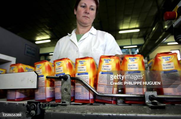 Une employée surveille des paquets de sucre en poudre sur une chaine d'empaquetage le 20 octobre 2005 dans la sucrerie d'Origny à Origny...
