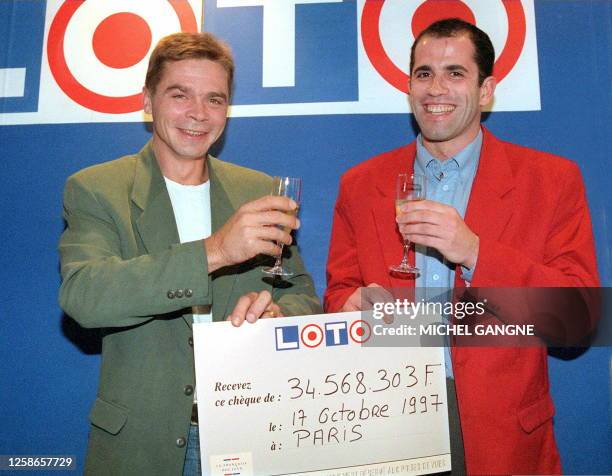 Christophe, d'origine polonaise, 35 ans , et Jacques, 28 ans, présentent, le 17 octobre à Paris, le chèque de la Française des jeux concrétisant leur...