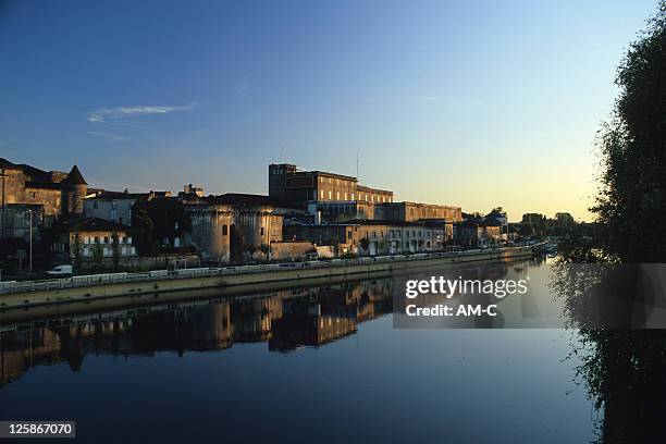 cognac con charente fiume, francia. - charente foto e immagini stock