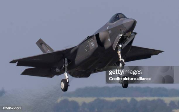 June 2023, Rhineland-Palatinate, Spangdahlem: A U.S. Air Force F-35 fighter takes off from Spangdahlem Air Base during the Air Defender 2023 air...