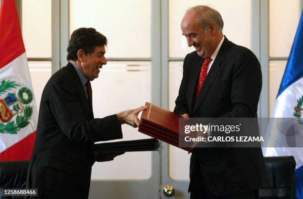 El canciller guatemalteco Gert Rosenthal y su par peruano José Antonio García Belaunde intercambian documentos el 08 de mayo de 2007 en Lima, durante...