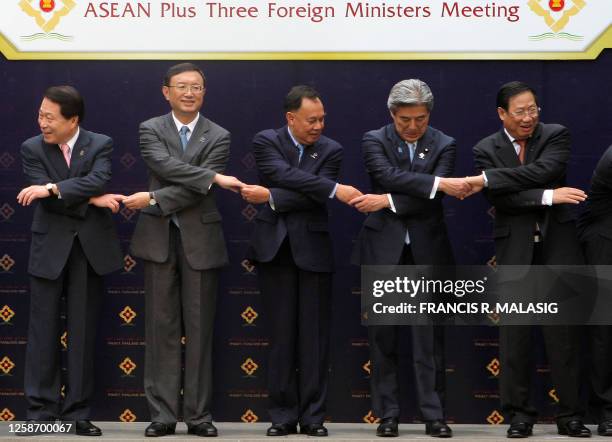 South Korea's Foreign Minister Yu Myung-hwan, China's Foreign Minister Yang Jiechi, Thai Foreign Minister Kasit Piromya, Japan's Foreign Minister...