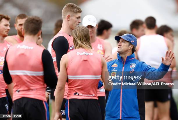 Luke Beveridge, Senior Coach of the Bulldogs speaks with his players during the Western Bulldogs training session at Whitten Oval on June 15, 2023 in...