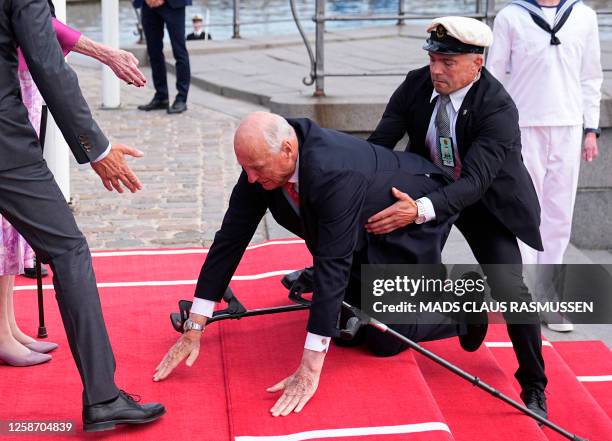 King Harald V of Norway falls as he arrives at Toldboden in Copenhagen, on June 15, 2023. / Denmark OUT