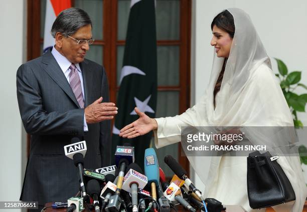 Pakistan Foreign Minister Hina Rabbani Khar shakes hands with Indian Foreign Minister S. M. Krishna prior to a meeting in New Delhi on July 27, 2011....