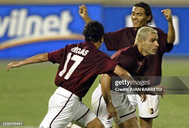 El futbolista venezolano Jose Rey celebra junto a Jorge Rojas y Juan Arango , despues de realizar un gol contra la selecion de Bolivia, durante el...