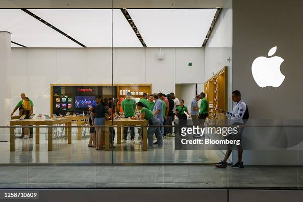 297 Apple Store Sign In Stock Photos, High-Res Pictures, and Images - Getty  Images