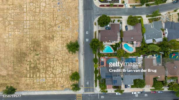Woodland Hills, CA Six acres of vacant land, site of the former Oso Avenue Elementary School, left, is surrounded by single-family homes in a West...