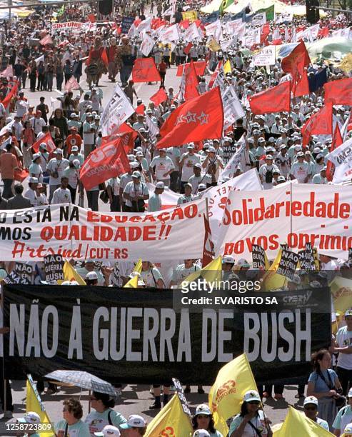 Close to 40 thousand public workers are seen protesting in Brasilia, Brazil 03 October 2001. Cerca de 40 mil empleados publicos federales marchan con...