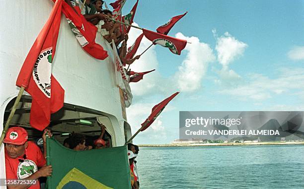 Portando las banderas de Brasil y del Movimiento de los Campesinos Sin Tierras participantes de la Marcha de los Campesinos Sin Tierras, llegan el 25...