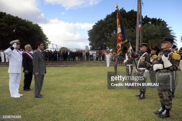 Le Premier ministre François Fillon salue des soldats français, le 04 Janvier 2008 à Basse-Terre en Guadeloupe. François Fillon a plaidé pour un...