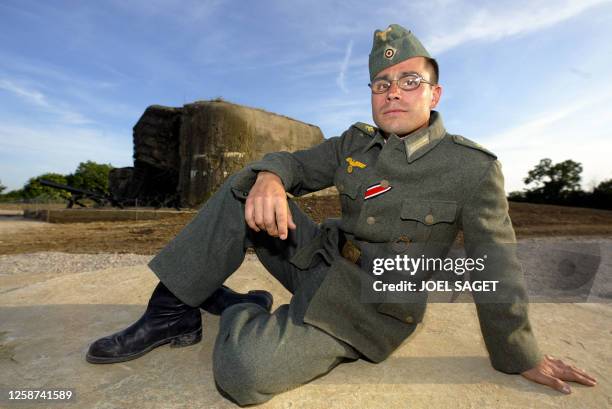 Philippe Tanne, un Français de 33 ans ayant revêtu un uniforme de soldat allemand de l'artillerie côtière de la Seconde Guerre mondiale, pose le 03...