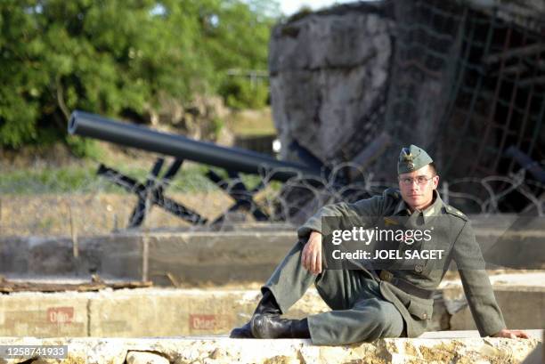 Philippe Tanne, un Français de 33 ans ayant revêtu un uniforme de soldat allemand de l'artillerie côtière de la Seconde Guerre mondiale, pose le 03...